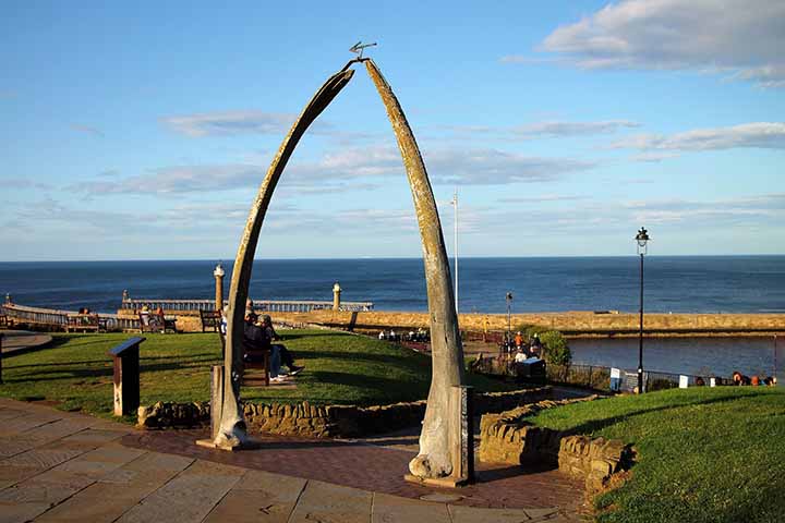 <p>Outro belo ponto turístico é Whalebone Arch, um dos monumentos mais icônicos de Stanley. Construído em 1933 para celebrar o centenário da presença britânica nas Malvinas, o arco é formado por dois ossos de mandíbula de baleia azul.</p>
