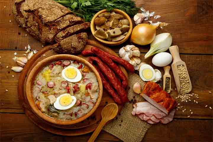 <p>Em Szymbark, os visitantes podem experimentar a culinária local, como peixes defumados e pães tradicionais, além de apreciar o artesanato típico.</p>
