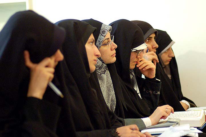 <p>O chador é parte da identidade cultural iraniana e aparece em ambientes religiosos e cerimônias. Ele é usado por mulheres de diferentes idades e classes sociais, sempre associado à modéstia islâmica.</p>
