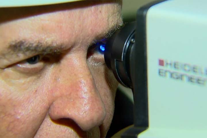 <p>Quando essa área começa a se deteriorar, a visão central fica comprometida, enquanto a visão periférica costuma permanecer preservada.</p>
