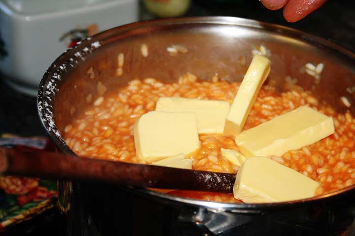 <p>A manteiga é rica em gorduras saturadas, que podem aumentar o risco de doenças cardíacas se consumida em excesso. Além disso, podem contribuir para o acúmulo de gordura visceral e obesidade.</p>
