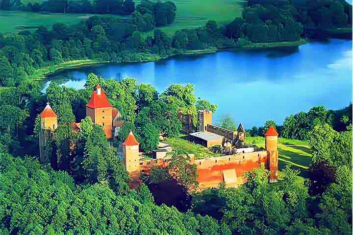 <p>Além disso, Szymbark é cercada por paisagens naturais exuberantes, incluindo florestas e lagos típicos da região da Caxúbia.</p>
