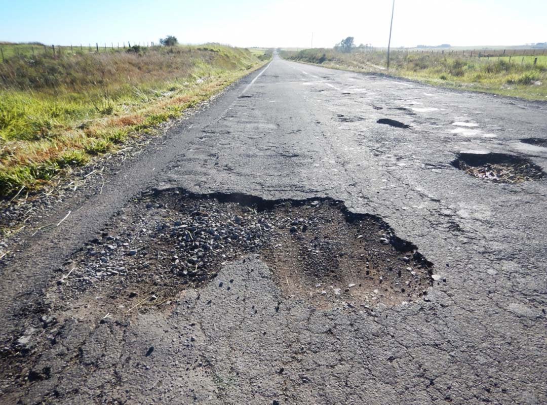 <p>Um grupo de estudo formado por cientistas britânicos e chilenos desenvolveu um asfalto “regenerativo”, com capacidade para reparar as suas próprias rachaduras. A tecnologia inovadora pode reduzir os buracos nas estradas e aumentar a vida útil dos pavimentos.</p>
 