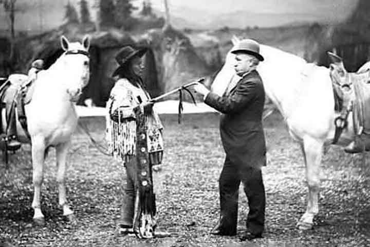 <p>Além de ser uma forma de fumar, o cachimbo teve forte simbolismo em rituais, como o cachimbo da paz dos povos indígenas norte-americanos. Usado em celebrações ou negociações, ele era um instrumento sagrado para conectar os participantes com o espiritual.</p>
