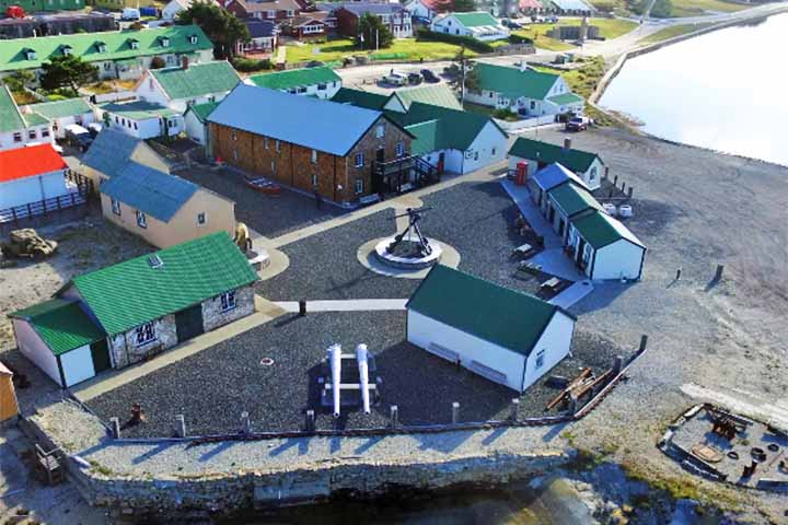 <p>O Falkland Islands Museum é uma atração cultural central em Stanley, ideal para quem quer conhecer mais sobre a vida nas ilhas ao longo dos séculos. Suas exposições incluem objetos históricos, fósseis, equipamentos náuticos e até veículos utilizados durante a Guerra das Malvinas.</p>
