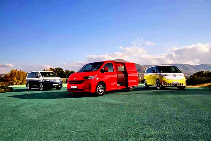 <p>Em março de 2025, a Volkswagen celebrou os 75 anos da Kombi. Atualmente em sua sétima geração, o modelo permanece em produção e ganhou uma herdeira elétrica, a ID.Buzz, que carrega para o futuro o legado da “Velha Senhora”.</p>
