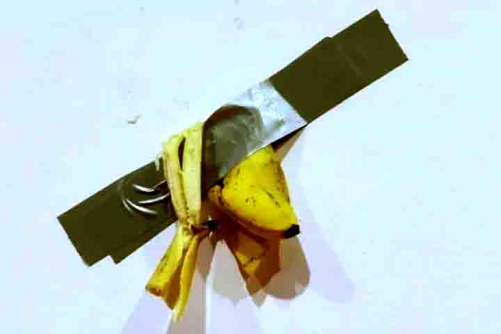 <p>Em 2023, um visitante de uma galeria em Seul, Coreia do Sul, comeu uma banana que fazia parte de uma exposição.</p>

