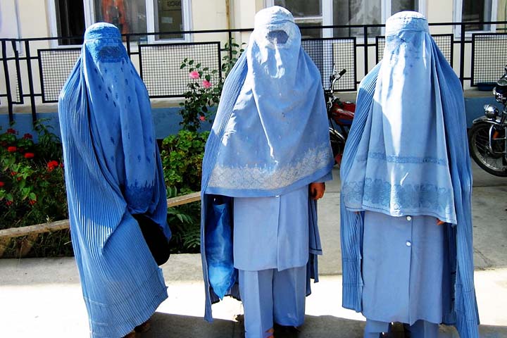 <p>A burca é alvo de críticas internacionais por anular a identidade visual da mulher. Alguns governos chegaram a proibir seu uso em locais públicos por motivos de segurança.</p>
