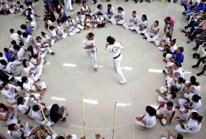 <p>É uma mistura única de luta, dança, música e cultura, reconhecida como Patrimônio Cultural Imaterial da Humanidade pela UNESCO. Uma curiosidade é que Anderson Silva, um dos campeões no ringue, fazia movimentos de capoeira em suas lutas de MMA.</p>
