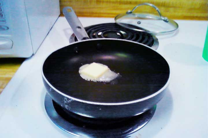 <p>A manteiga é produzida onde há atividade pecuária, e as suas origens são datadas seguramente da pré-história. Ela era um ingrediente básico da alimentação britânica, muito antes de surgir a margarina, no início do século XX.</p>
