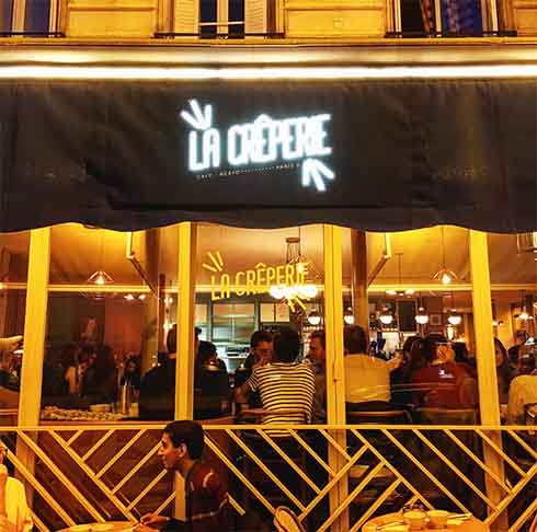 <p>Os crepes são um ícone da gastronomia francesa, refletindo a tradição e a simplicidade da culinária do país. Eles representam versatilidade, podendo ser preparados tanto de forma doce quanto salgada. Sua popularidade transcende fronteiras, sendo apreciados mundialmente em diversas variações regionais.</p>
