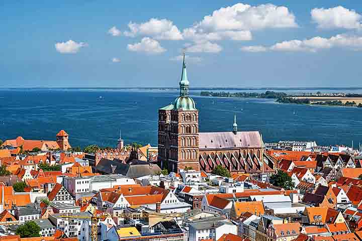 <p>A cidade fica localizada no norte da Europa, abrangendo partes da Alemanha e da Polônia, ao longo do Mar Báltico.</p>
