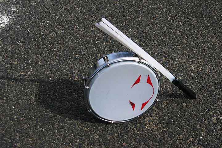 <p>O tamborim representa celebração e júbilo. Na tradição bíblica, é tocado em festas religiosas e vitórias. Simboliza alegria e movimento divino.</p>
