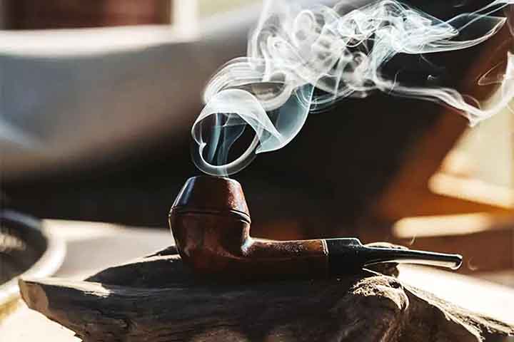 <p>Apesar de associado a sofisticação e reflexão, cachimbo é nocivo. A principal diferença entre cachimbo, charuto e cigarro em relação aos malefícios à saúde está na forma de consumo e na exposição a substâncias tóxicas.</p>
