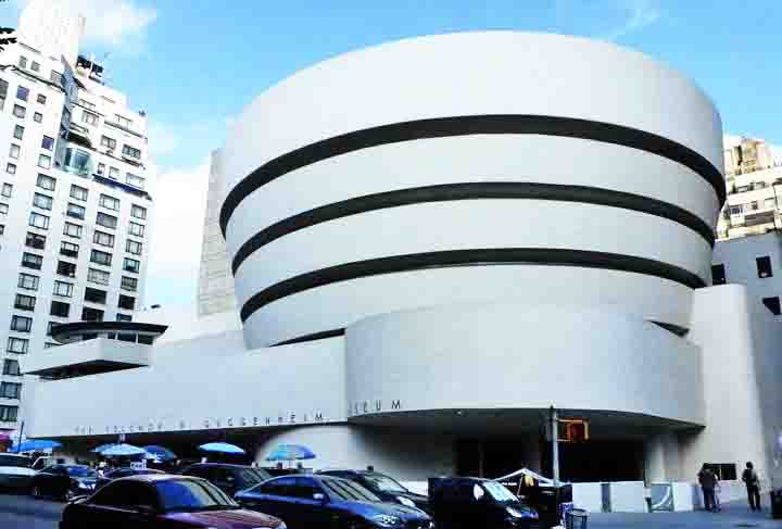 <p>Outro caso inusitado aconteceu em agosto deste ano, quando um jovem resolveu pregar uma peça nos visitantes do Museu Solomon Robert Guggenheim, em Nova York.</p>
