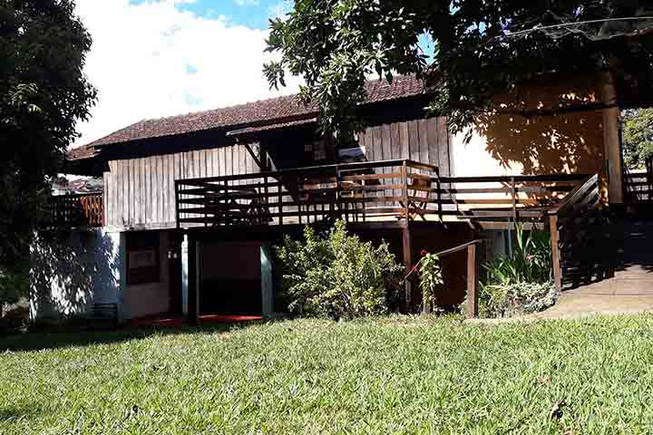 <p>O Sítio Lagoa Seca traz o melhor do turismo rural dentro de São Lourenço, proporcionando uma experiência autêntica no campo. Durante a Vivência Rural, os visitantes interagem com diversos animais.</p>
