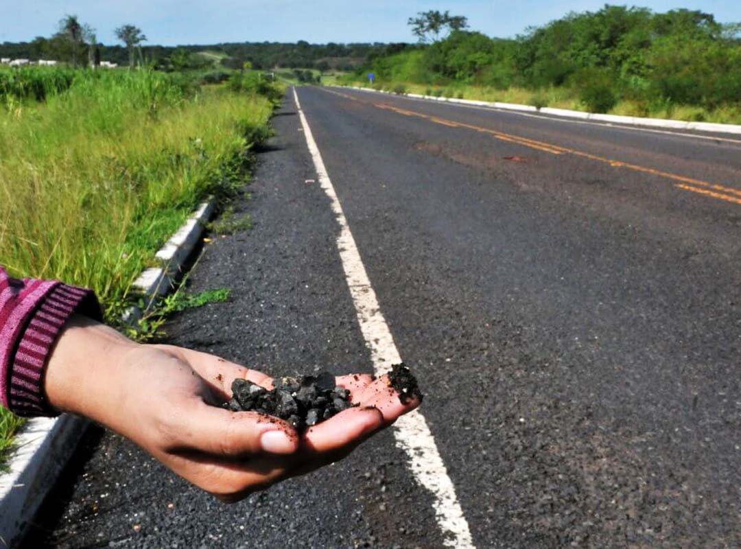 <p>Os pesquisadores do King’s College London e da Swansea University fizeram uso de recursos de inteligência artificial para fazer análise da composição molecular do betume, componente do asfalto, e identificar ações químicas que estimulam a autorreparação. Um dos principais motivos de rachaduras é o endurecimento do betume por oxidação.</p></div>

<!-- INTERBANNER 5 [RETANGULO(BR)] - DESKTOP - [INTERNAS] -->
<div class=