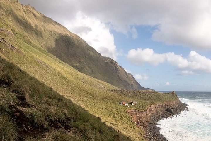 <p>A paisagem da ilha é marcada por falésias, pradarias e vegetação rasteira, sendo um importante refúgio ecológico.</p>
