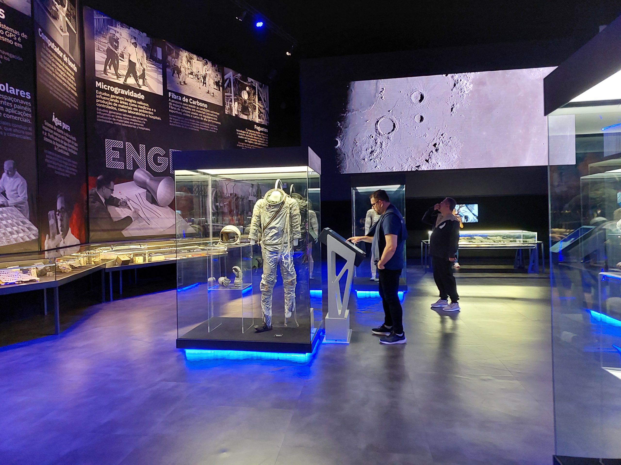 <p>Um dos itens mais valiosos do acervo é um traje reserva do engenheiro mecânico Buzz Aldrin. A roupa esteve entre os pertences do piloto do módulo lunar na missão Apollo 11, a primeira a pousar na lua, em 1969.</p><?php if (strpos(site('ds_site_link'), '/apostas') === false): ?>

    </div>

    <div class=