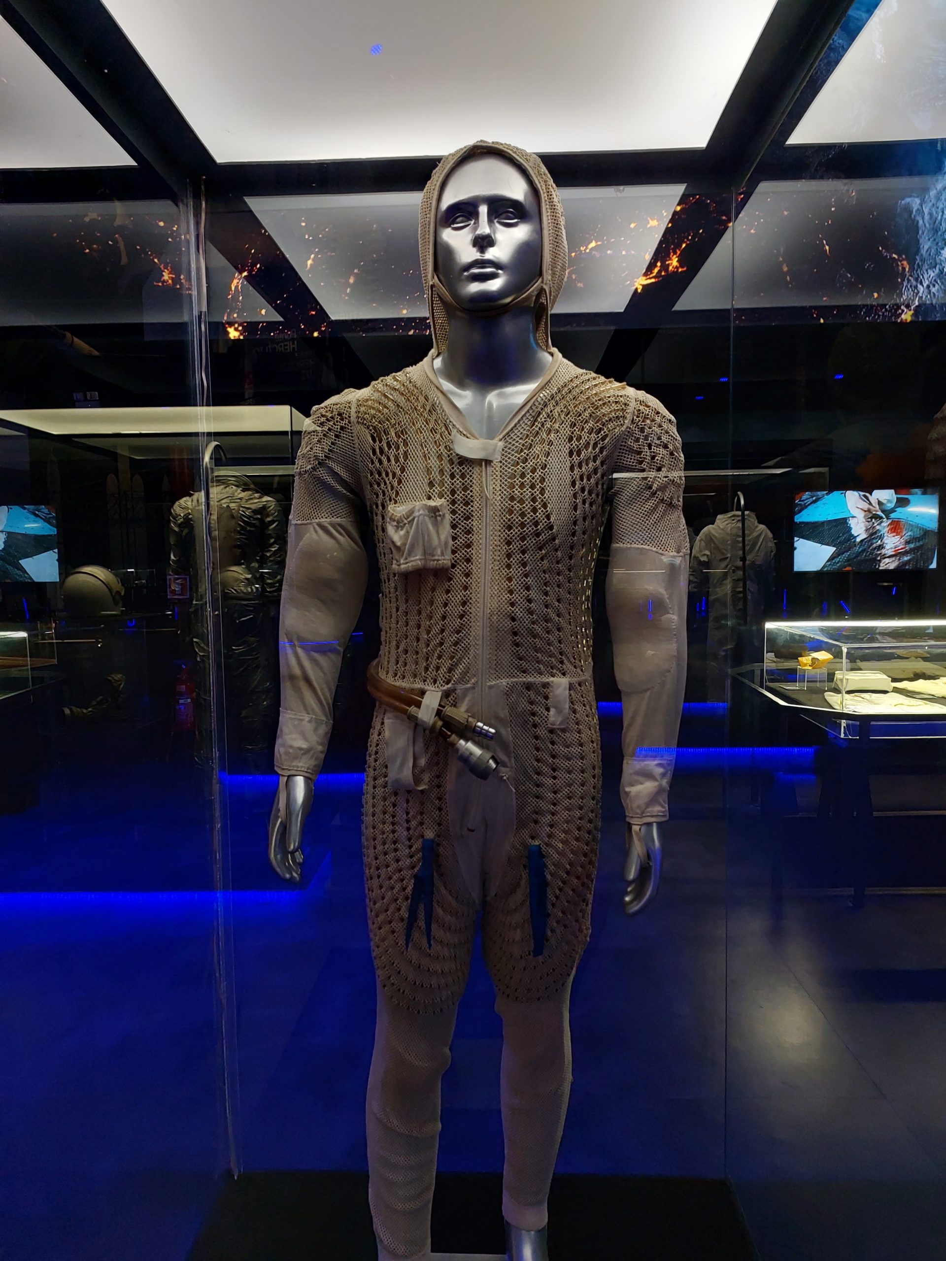 <p>No acervo exposto no parque temático há um exemplar da vestimenta de proteção contra o frio. O traje especial com isolamento térmico era necessário para enfrentar as temperaturas extremas da lua.</p>
