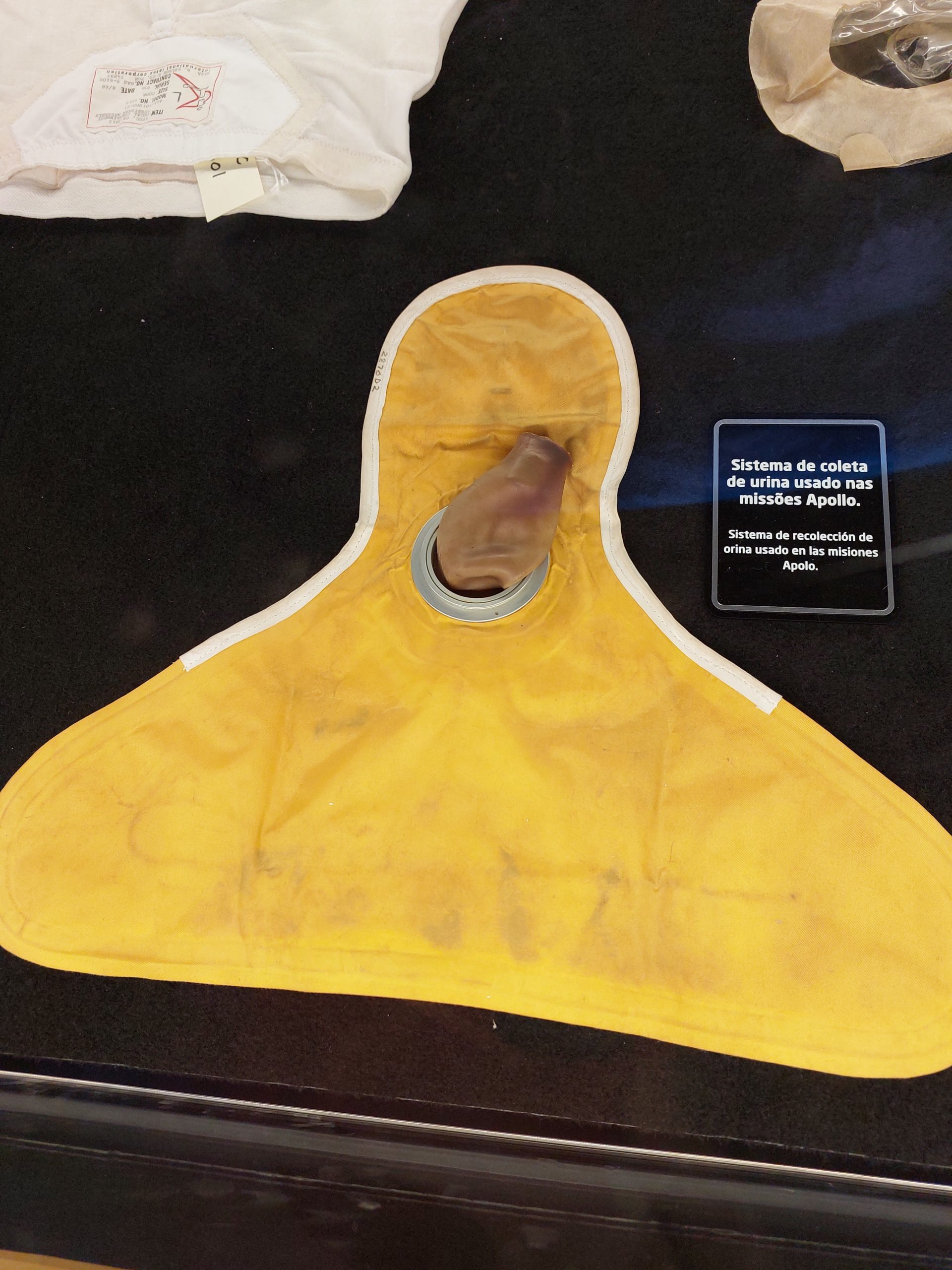 <p>Quem se interessa por detalhes e curiosidades sobre as missões fica sabendo, por exemplo, como é o sistema de coleta de urina nas expedições espaciais.</p>
