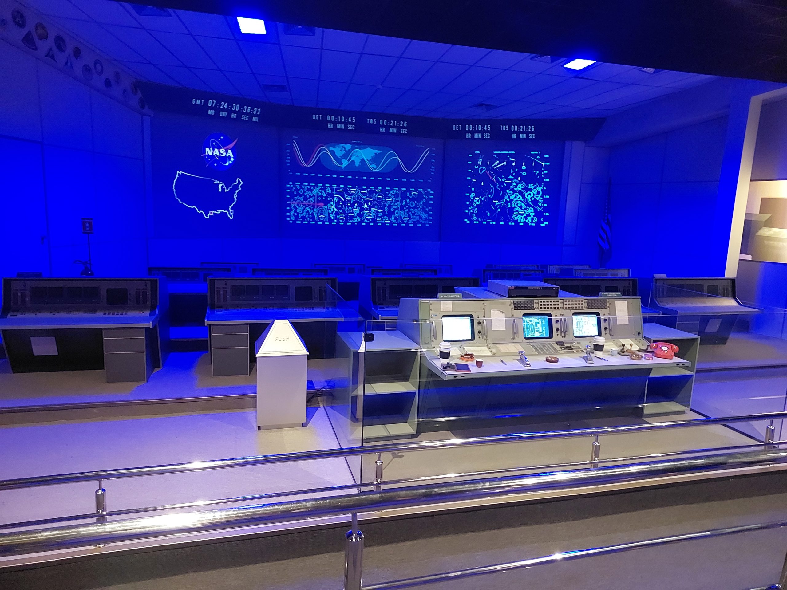 <p>A réplica da sala de controle de Houston, no Texas, dá ao visitante uma noção de como eram na época os espaços de coordenação e decisões das missões espaciais.</p><?php if (strpos(site('ds_site_link'), '/apostas') === false): ?>

    </div>

    <div class=