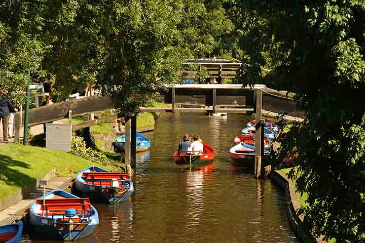 <p>Por não ter ruas tradicionais, a principal forma de transporte em Giethoorn é o barco. Tanto moradores quanto turistas se deslocam por meio de pequenas embarcações que percorrem os canais.</p>
