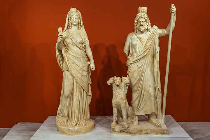 <p>O mito romano do rapto de Proserpina por Plutão é uma lenda que também aparece na cultura grega. Nela, Plutão se chama Hades e Proserpina é Perséfone. Ela encantou o obscuro Deus com sua beleza, filha da deusa das colheitas Deméter.</p><?php if (strpos(site('ds_site_link'), '/apostas') === false): ?>

    </div>

    <div class=