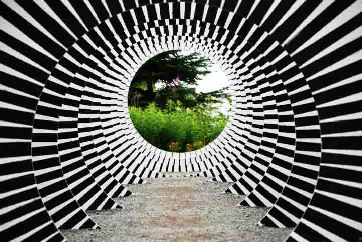 <p>Ela é marcada pela experimentação com novas formas, técnicas e materiais, abordando temas como a subjetividade, o abstracionismo, a industrialização e a vida moderna.</p>
