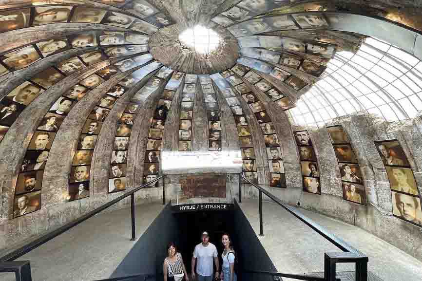 <p>Após a queda do regime comunista nos anos 1990, a Albânia passou por uma transição política, aproximando-se de organizações internacionais, como a OTAN, à qual aderiu em 2009. No campo do turismo, a Albânia tem se tornado um destino crescente, com sua capital Tirana passando por uma renovação significativa desde os anos 2000.</p>
