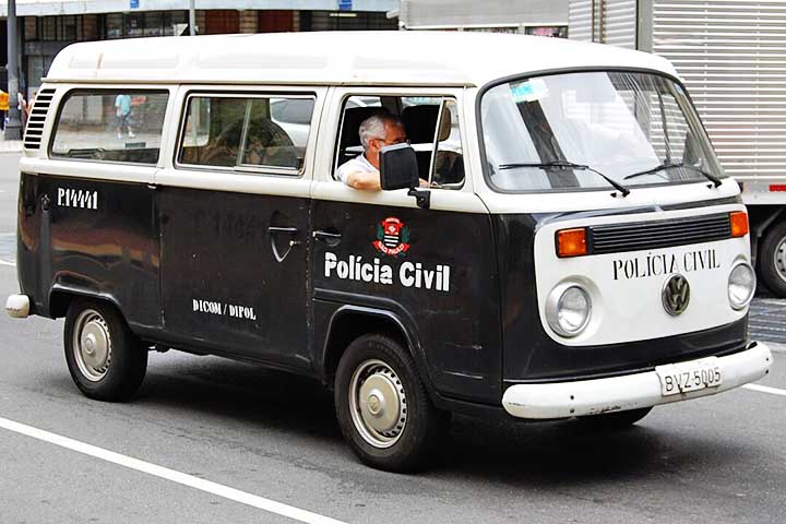 <p>Incapaz de incorporar sistema de freios ABS e airbags duplos conforme as novas exigências de segurança veicular, a Kombi saiu de linha em 18 de dezembro de 2013.</p>
