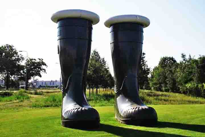 <p>Em uma de suas principais características, a arte moderna questiona o que é considerado “arte” e frequentemente busca provocar o público.</p>
