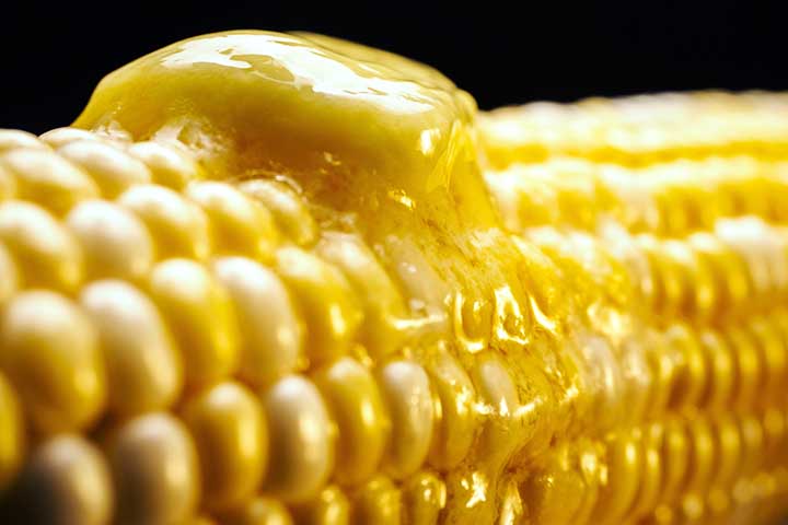 <p>Por muitas décadas, se debateu entre quem era mais saudável para o consumidor. No entanto, a manteiga apresenta gordura saturada e colesterol, enquanto a margarina não contém colesterol, mas pode contar com a gordura interesterificada (substituta da gordura trans).</p></div>

<!-- INTERBANNER 5 [RETANGULO(BR)] - DESKTOP - [INTERNAS] -->
<div class=