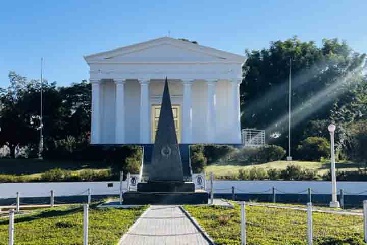 <p>A cidade foi escolhida como sede por sua forte conexão energética. O templo é, assim, um canal de espiritualidade e conhecimento.</p>
