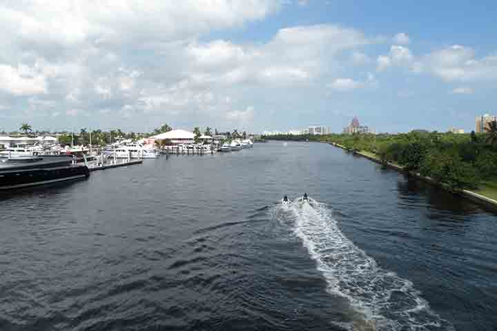 <p>Os turistas encontram também serviços de tours guiados pelos canais com passeios de, em média, duas horas de duração.</p><?php if (strpos(site('ds_site_link'), '/apostas') === false): ?>
    </div>
    <div class=