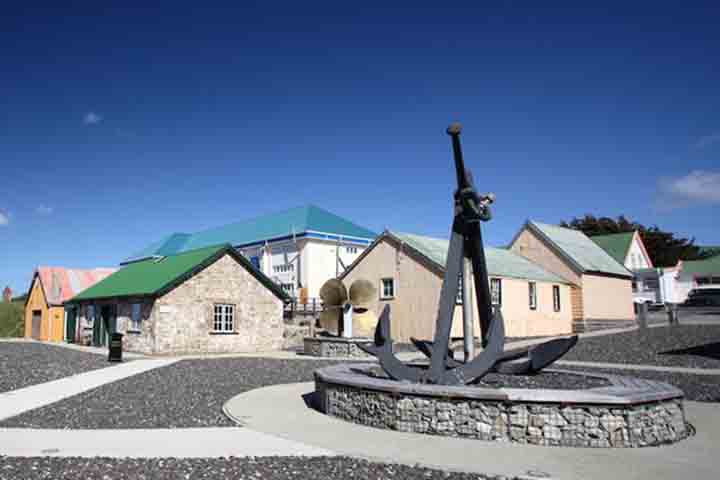 <p>Artefatos, fotografias e exposições interativas ajudam a contar as histórias de civis, soldados e da fauna local. É uma parada essencial para entender o passado e o presente do arquipélago e como ele moldou sua identidade atual.</p>
