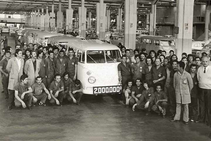 <p>Ela foi pioneira como utilitário de carga e passageiros, influenciando o segmento de vans em todo o Brasil.</p>
