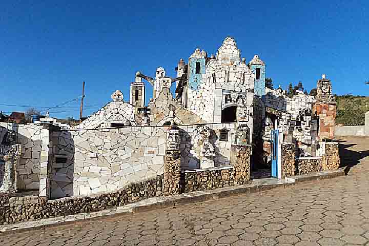 <p>A Peregrinação de Nhá Chica, reconhecida como Patrimônio Imaterial de São Lourenço em 2018, é uma tradicional caminhada de fé que remonta ao século XIX, em homenagem à beata Nhá Chica, que viveu em Baependi e dá nome à famosa Capela.</p>
