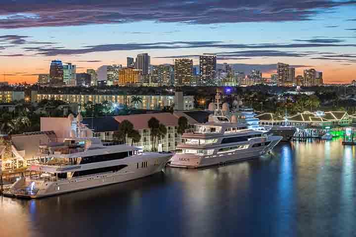 <p>Mansões de luxo com jardins majestosos compõem a imagem de Fort Lauderdale, além dos iates enormes em canais e rios.</p>
