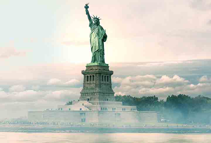 <p>Em 1984, a Estátua da Liberdade foi designada como Patrimônio Mundial da UNESCO. Além disso, ela tem altura total 92,9 m, sendo 46,9 m correspondendo à altura da base e 46 m à altura da estátua propriamente dita.</p>
