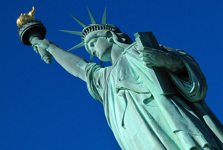 <p>Ela foi um presente de Napoleão III, como uma forma de premiação aos Estados Unidos, após uma vitória em batalha travada contra a Inglaterra. Depois do atentado terrorista contra o World Trade Center, em 11 de setembro de 2001, a subida à coroa foi novamente proibida, por motivos de segurança.</p>
