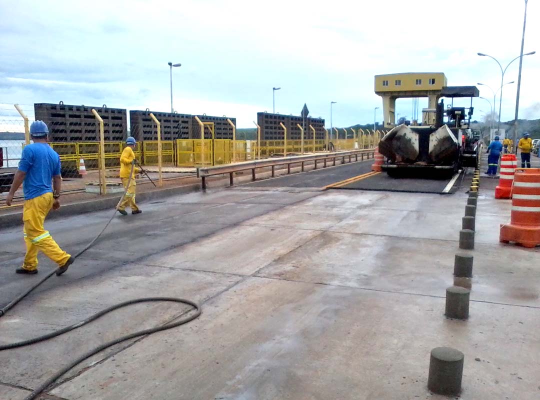 <p>A tecnologia consiste na inserção de microcápsulas menores que fios de cabelo que se soltam quando aparecem fissuras no asfalto. No processo, elas liberam óleos reciclados que amolecem o betume, que ao fluir é capaz de reparar as rachaduras.</p><?php if (strpos(site('ds_site_link'), '/apostas') === false): ?>
    </div>
    <div class=