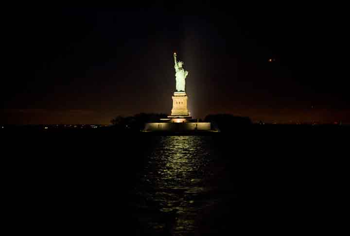 <p>O passeio inclui também uma parada na Ellis Island, a ilha onde a maioria dos imigrantes parava inicialmente quando chegava aos Estados Unidos muitos anos atrás e onde se encontra hoje o Museu da Imigração.</p>
