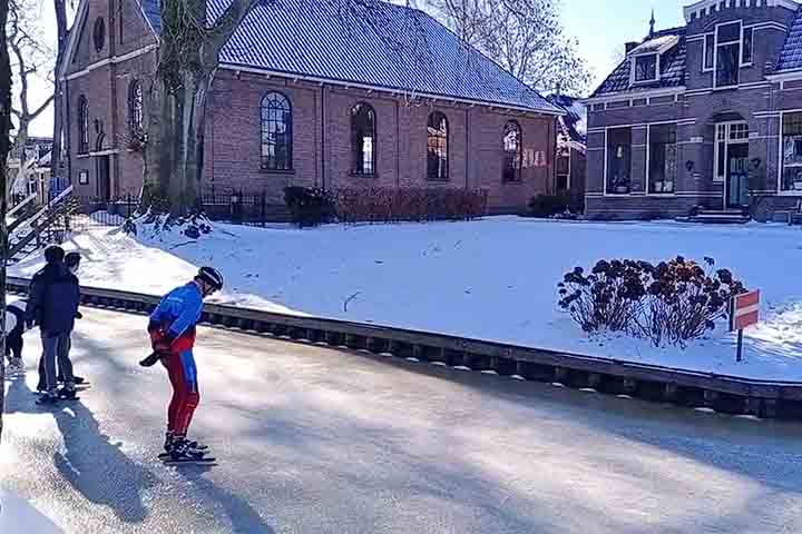 <p>Vale destacar que canais de Giethoorn congelam durante o inverno, quando as temperaturas estão suficientemente baixas.</p>
