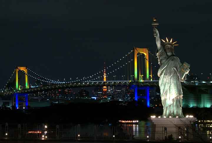 <p>Por fim, a Estátua da Liberdade já esteve presente em vários filmes de Hollywood, seja aclamad ou como pano de fundo para momentos épicos. Nos filmes de ação, ela costuma aparecer como uma figura da identidade nacional e sempre quando há uma invasão externa, apresenta avarias.</p>
