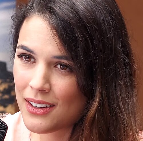 <p>Adriana Ugarte – Atriz nascida em Madri em 17/1/1985, tem ascendência basca pelo lado paterno, ligada a famílias originárias da região que adotaram o sobrenome Ugarte. Sua mãe, Yolanda Pardal, vem de uma linhagem espanhola tradicional, unindo raízes de diferentes partes do país.</p>
