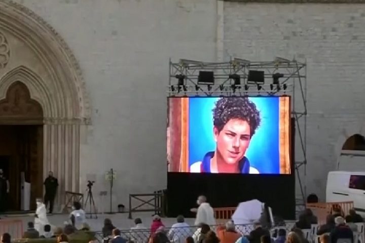 <p>O primeiro milagre reconhecido de Acutis ocorreu no Brasil, quando um menino de três anos foi curado de uma doença no pâncreas depois de tocar num pedaço da camiseta do beato.</p><?php if (strpos(site('ds_site_link'), '/apostas') === false): ?>
    </div>
    <div class=
