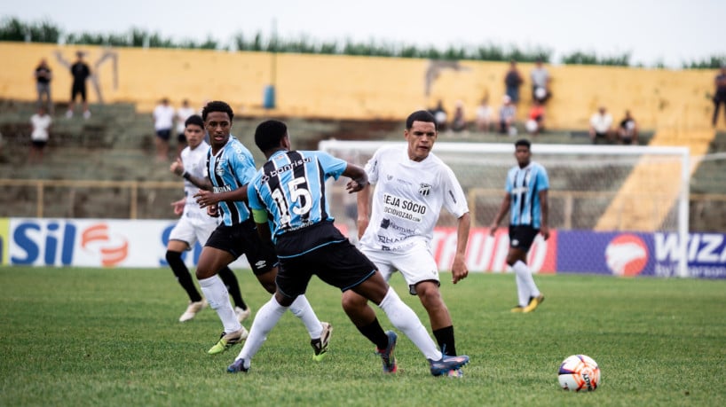 Melk, do Ceará, tenta se livrar da marcação do Grêmio em duelo pelas quartas de final da Copinha 