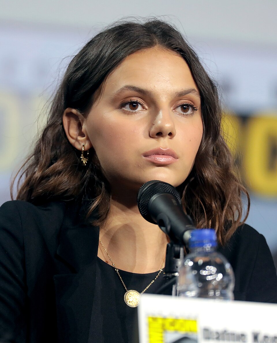 <p>Dafne Keen – Nascida em Madri em 4/1/2005, ganhou destaque internacional ainda jovem, mostrando a força das novas gerações espanholas no cinema global. Sua origem espanhola é parte importante de sua identidade artística.</p>
