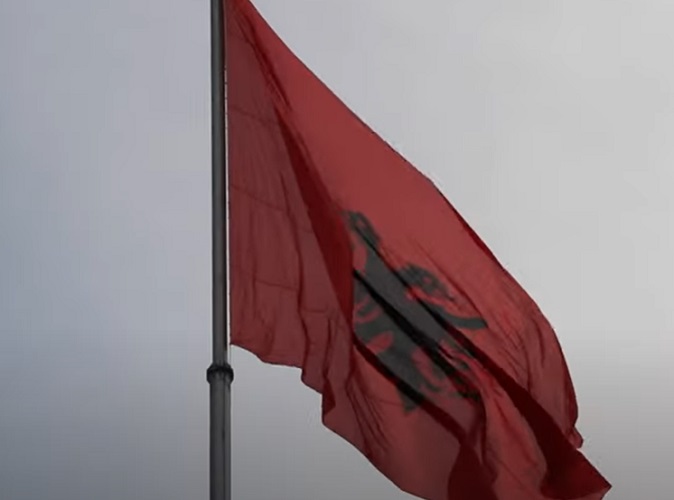 <p>Além da capital, a Albânia oferece uma rica herança histórica, com locais como os antigos sítios ilírios e romanos, além de lindas paisagens naturais. Os albaneses são conhecidos por seu acolhimento caloroso, o que torna a visita ao país ainda mais agradável.</p>
